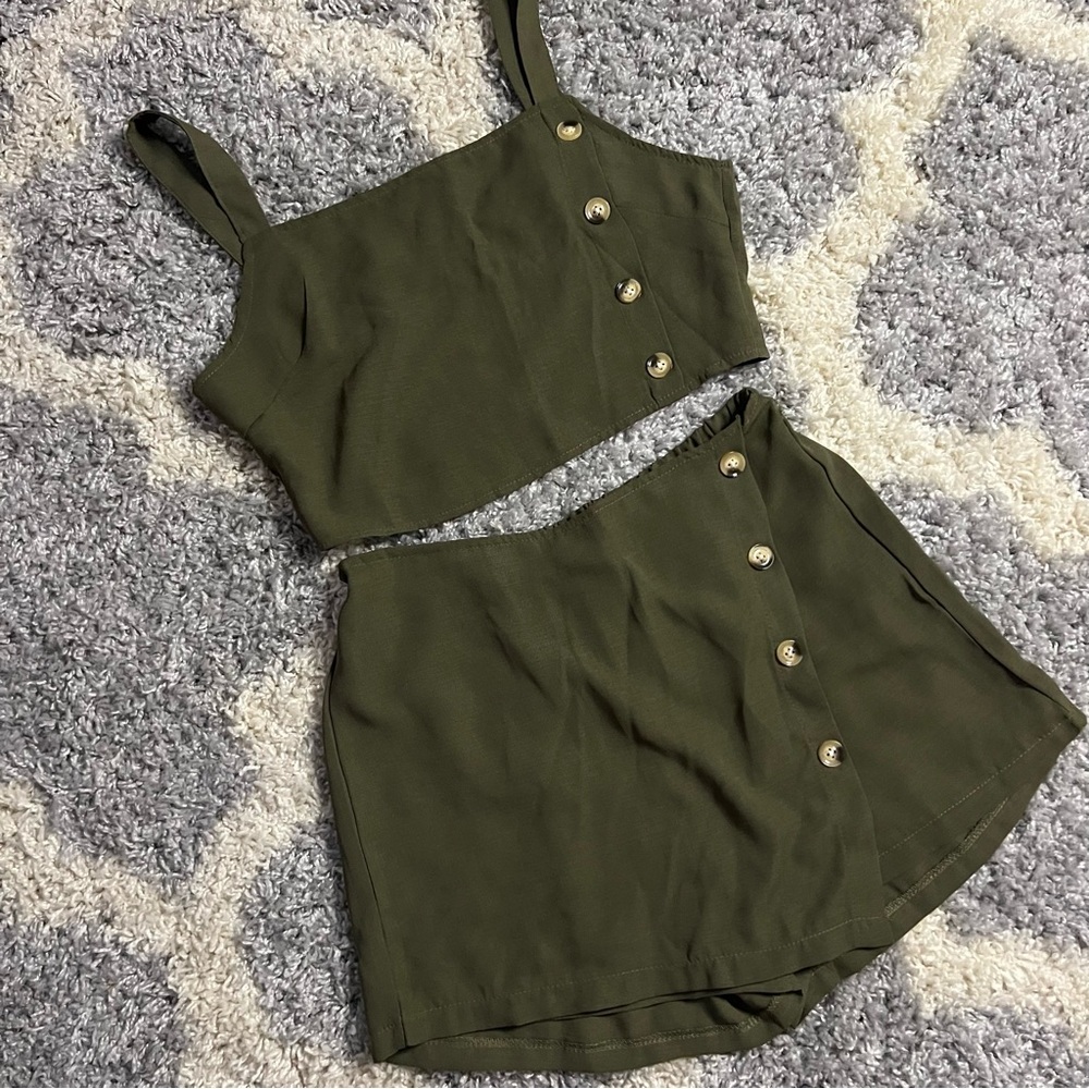 2 piece set - Olive green buttoned crop top skort - Picture 6 of 10